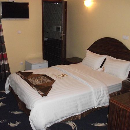 Mbayaville Hotel Douala Buitenkant foto