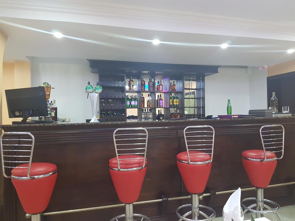 Mbayaville Hotel Douala Buitenkant foto