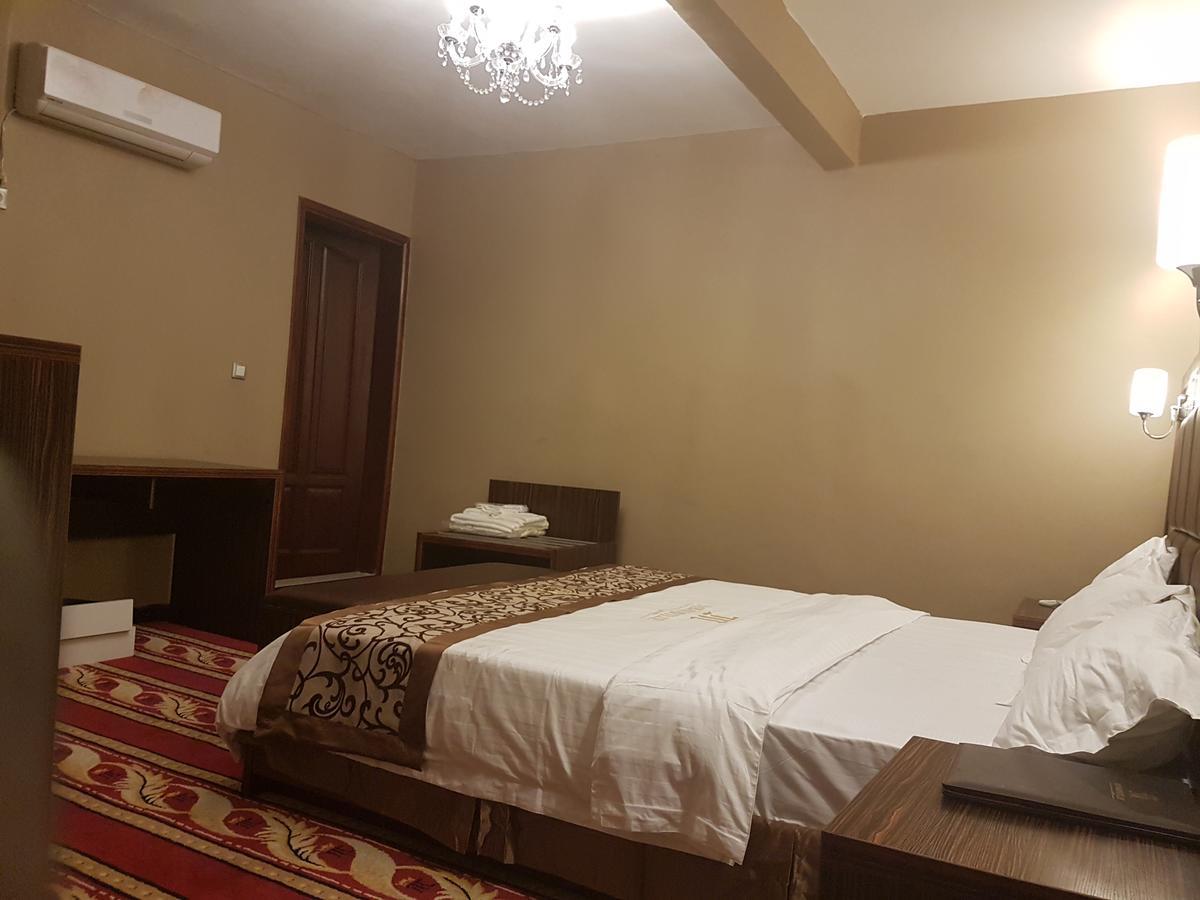 Mbayaville Hotel Douala Buitenkant foto