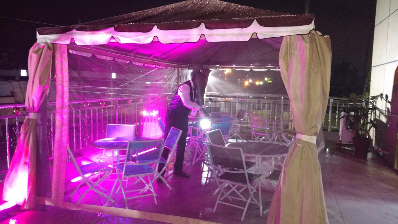 Mbayaville Hotel Douala Buitenkant foto