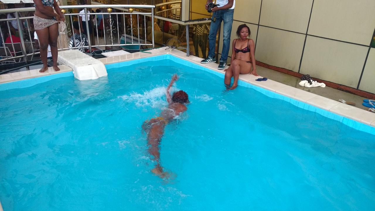 Mbayaville Hotel Douala Buitenkant foto