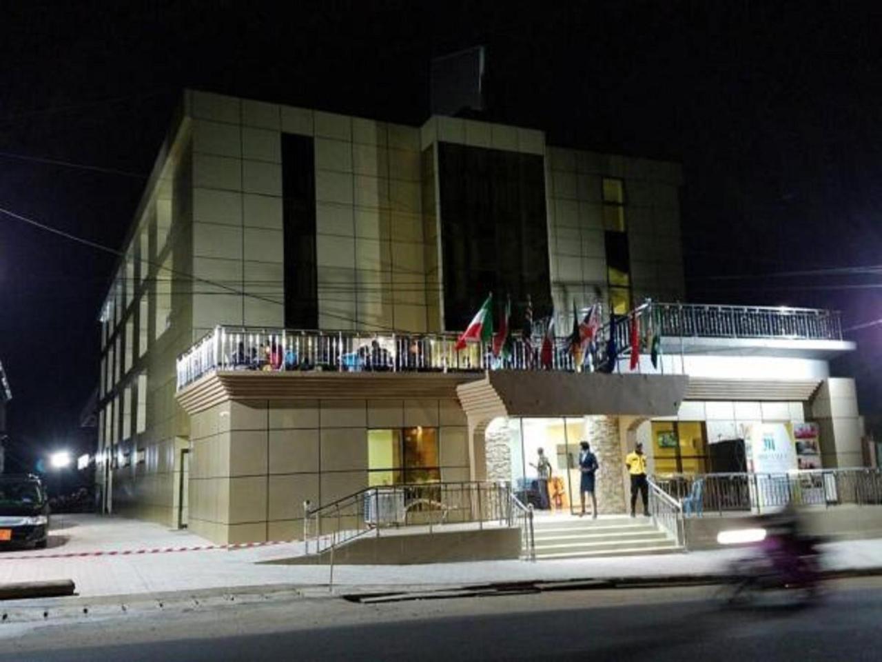 Mbayaville Hotel Douala Buitenkant foto
