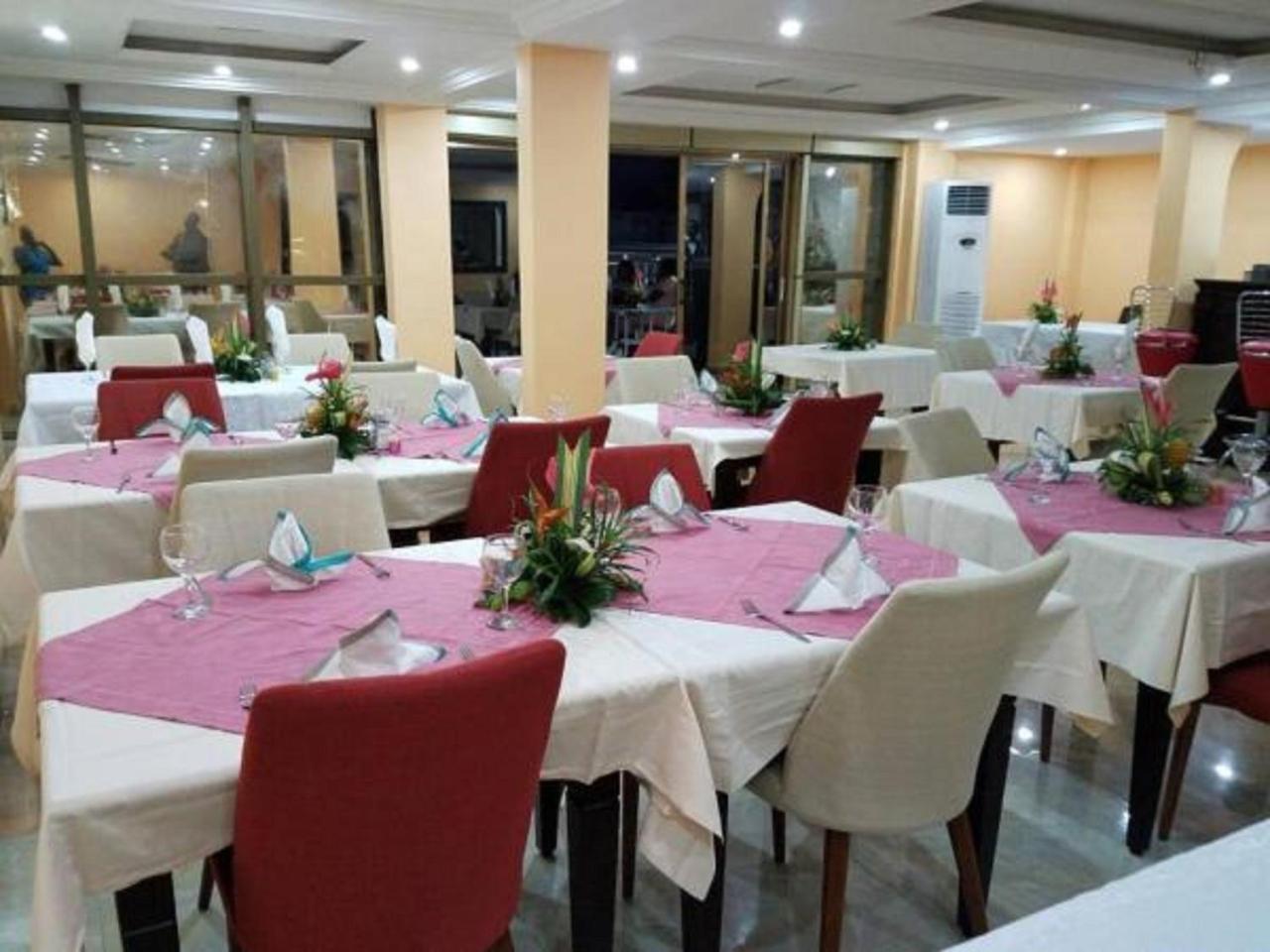 Mbayaville Hotel Douala Buitenkant foto